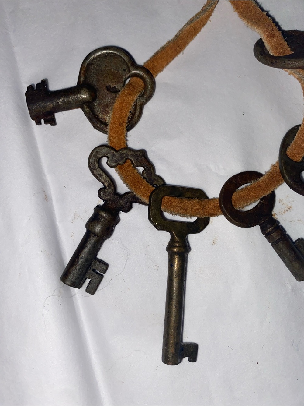 Vintage Skeleton Keys on Suede Cord - Brown - Picture 3 of 6